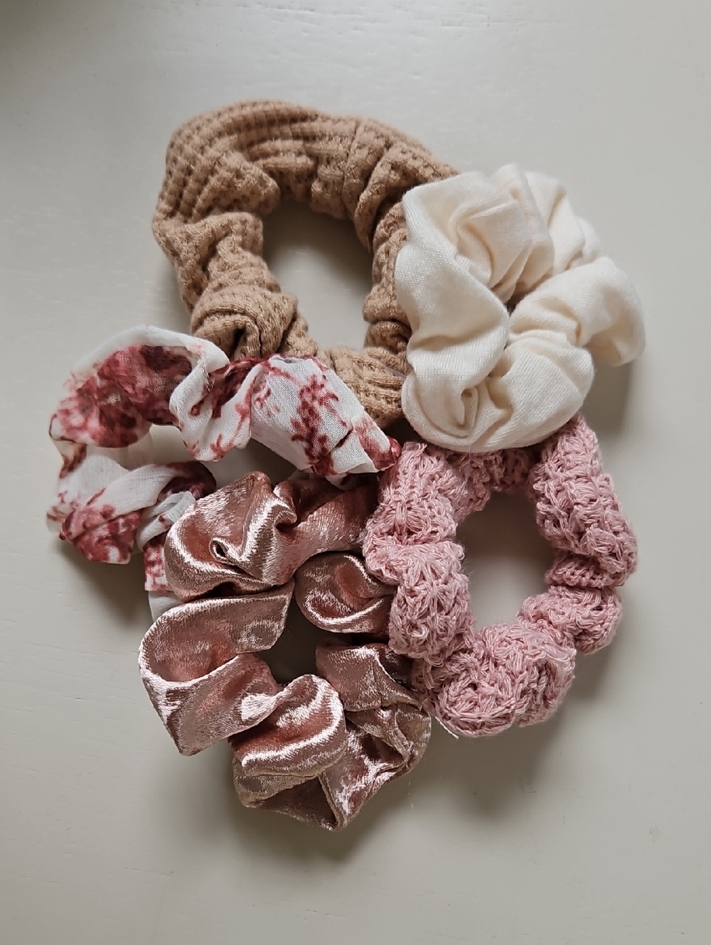 Ubran Outfitters - 5 Pack Hair Scrunchies